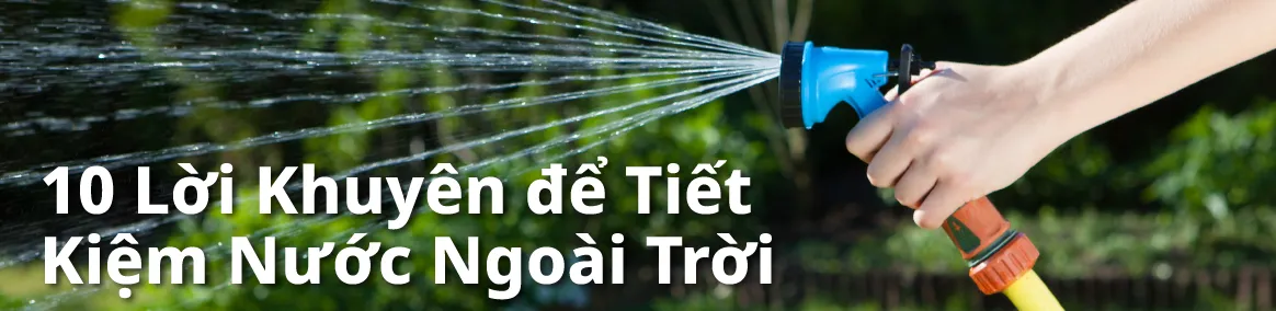Một bàn tay đang cầm vòi nước vườn có đầu phun màu xanh, kèm theo chữ: "10 Lời Khuyên để Tiết Kiệm Nước Ngoài Trời".